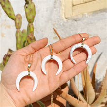 Load image into Gallery viewer, Howlite Horn Pendent Necklace